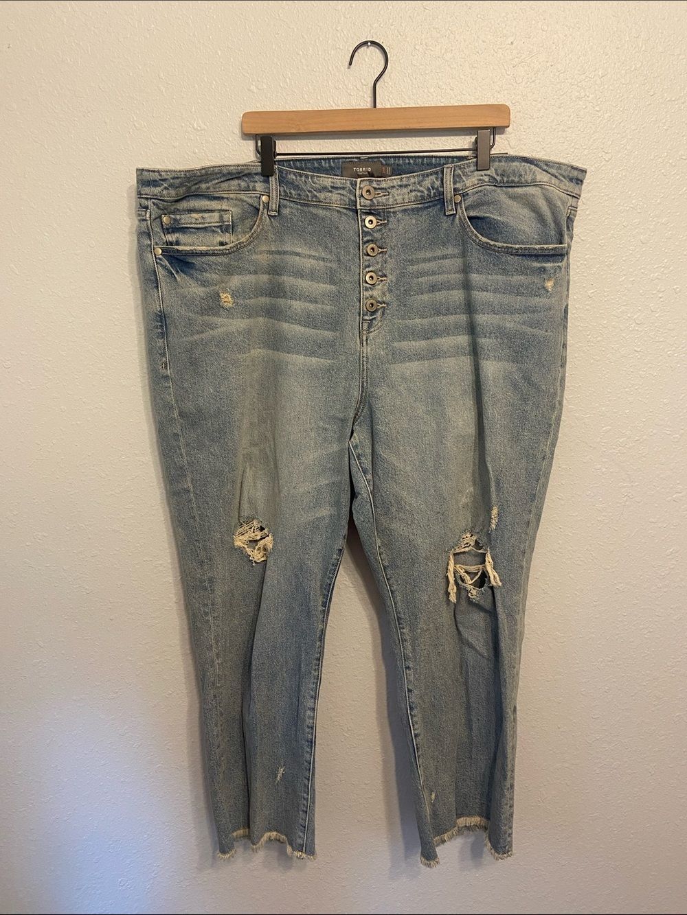Torrid Light Wash Stovepipe Aviary Distressed Button Front Jeans Size 24 NEW